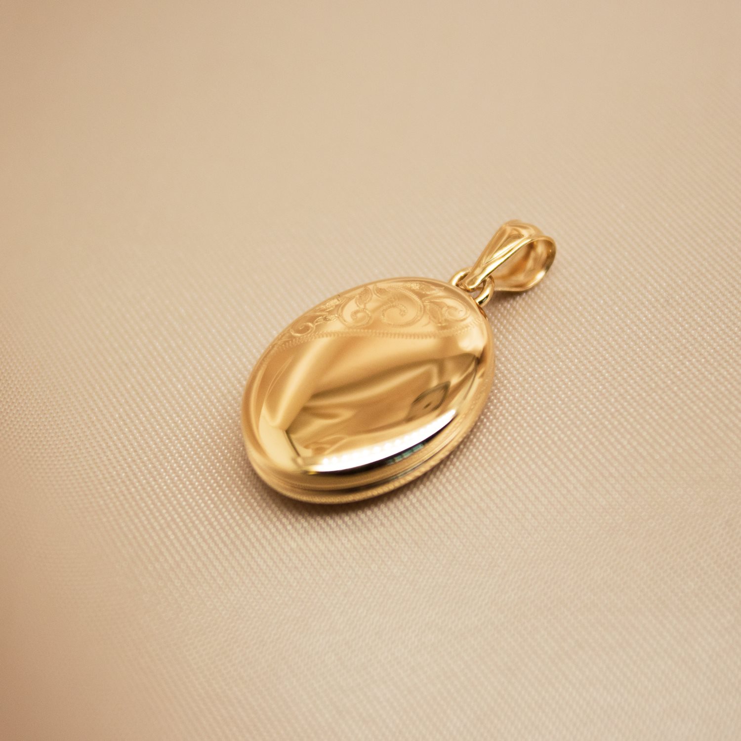 9ct Gold 15mm x 20mm Part Engraved Oval Locket - Stonex Jewellers